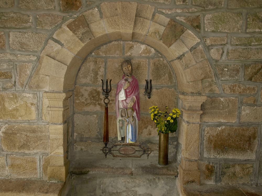 Como podrás adivinar, la iglesia católica buscó una forma de desaparecer esta celebración sin que la población se quejara y protestara, entonces escogió la vida noble de Valentín para que representara mejor el amor entre humanos y así establecieron su fiesta el 14 de febrero del nuevo calendario gregoriano. Poco a poco fue asimilándose al día de la fertilidad y las lupercales quedaron reducidas hasta prácticamente su desaparición.