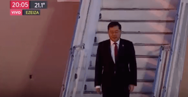 La llegada a Buenos Aires del presidente chino, Xi Jinping, también dejó una anécdota protagonizada en este caso por la banda que lo esperaba, pues 
<b>por una confusión</b> empezaron a tocar cuando un funcionario chino apareció por las escaleras del avión. Y no fueron los únicos, a los comentaristas de Todo Noticias (TN) que retransmitían su llegada les pasó lo mismo: "Ahí va". "Ahí está", se oye cuando un hombre de la delegación china baja las escaleras.