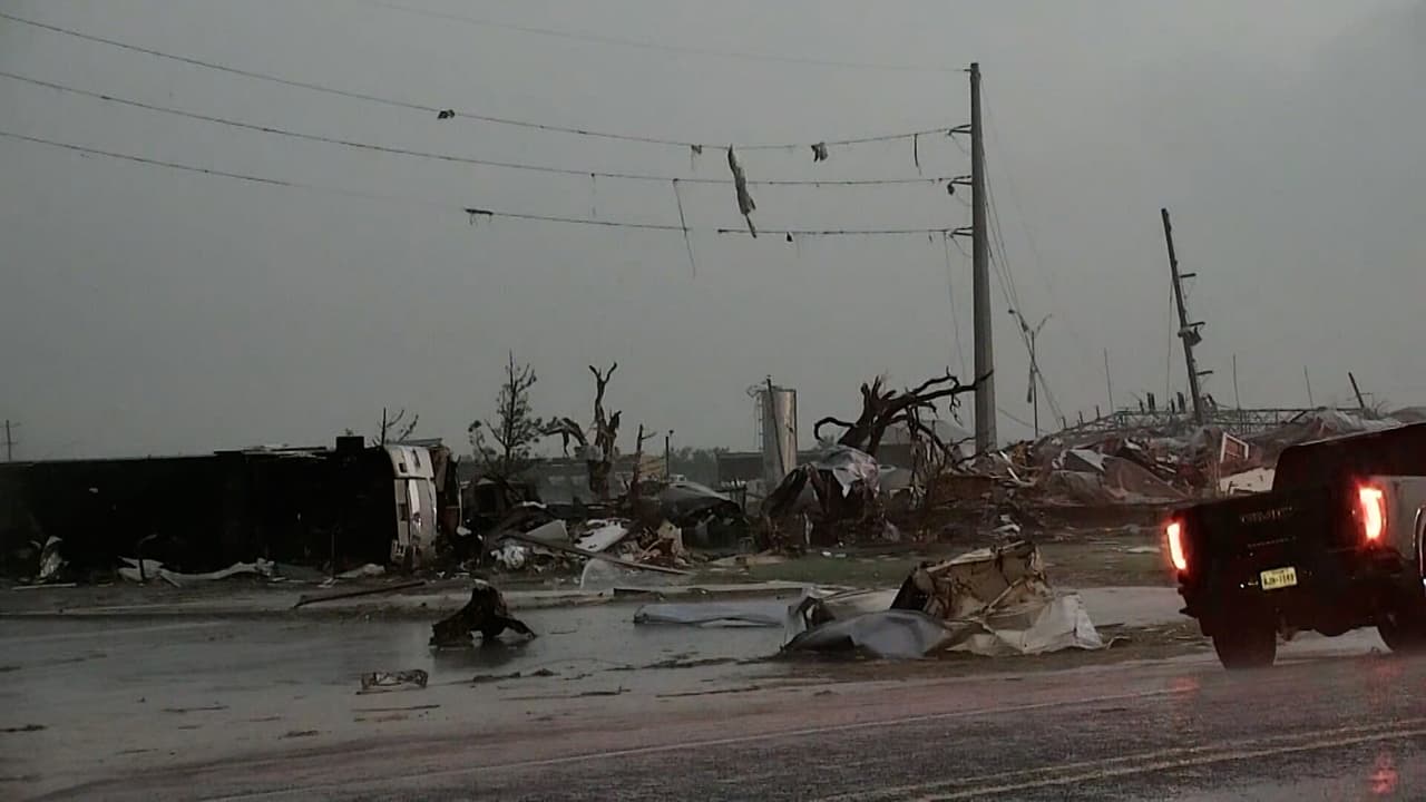Tornados en Texas causan al menos tres muertos y numerosos daños materiales