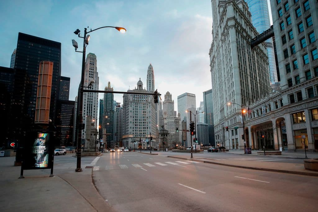 La avenida Michigan en Chicago. Más de un tercio de los estadounidenses se están adaptando a los
<i>lockdown. </i>El presidente Trump dijo que no descarta una cuarentena completa nacional.