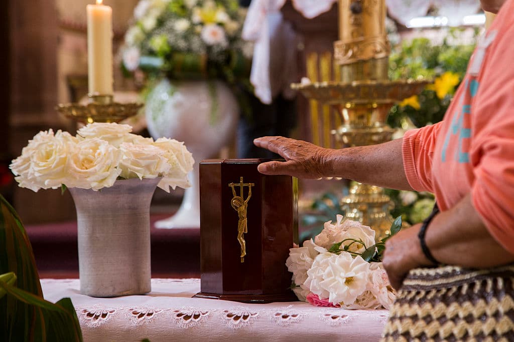 Dos mujeres reclaman al mismo hombre muerto: una lo entierra, otra vela una urna vacía