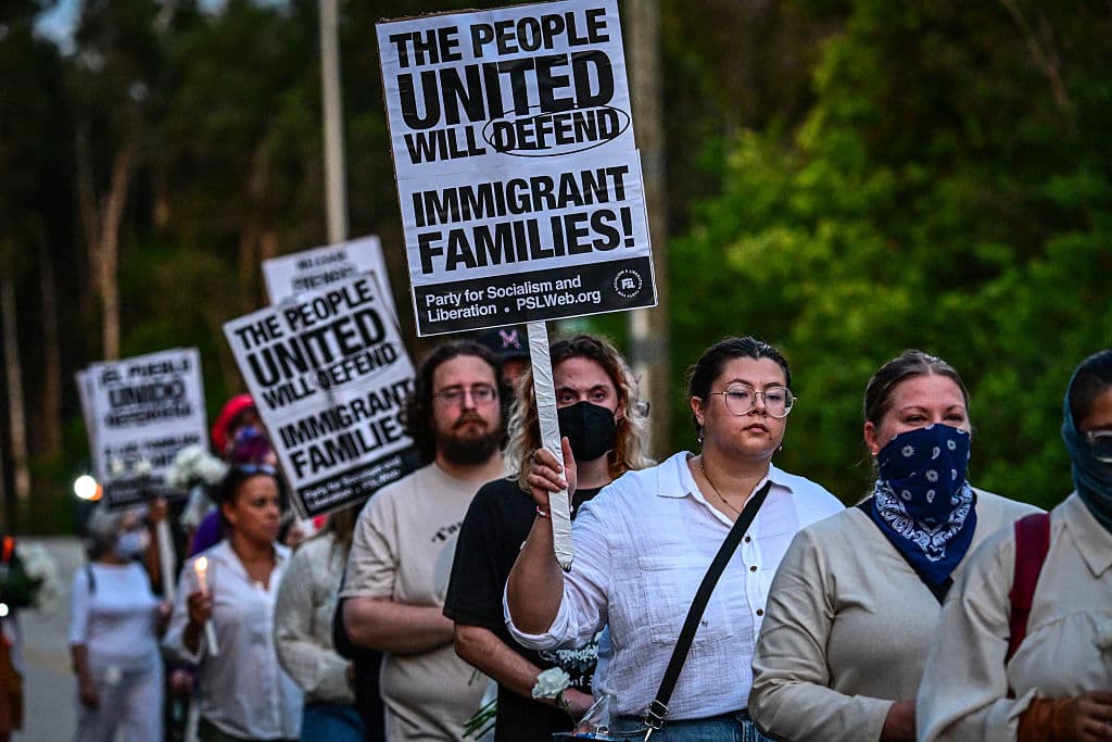 Personas de distintos orígenes se unieron en un solo reclamo por justicia para los migrantes detenidos en Krome.