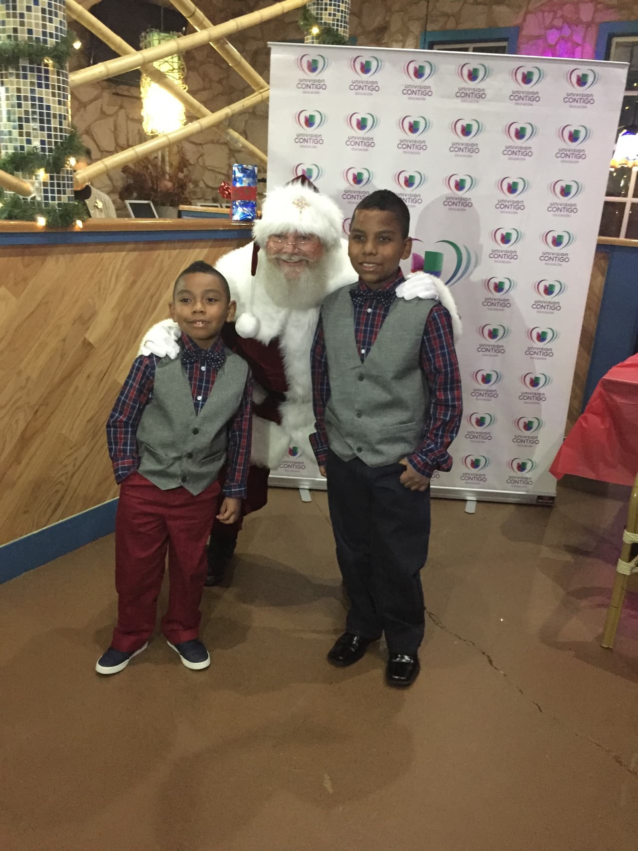 Las familias disfrutaron de una cena deliciosa en compañía del equipo que diariamente lleva a la comunidad las noticias más relevantes de la región.