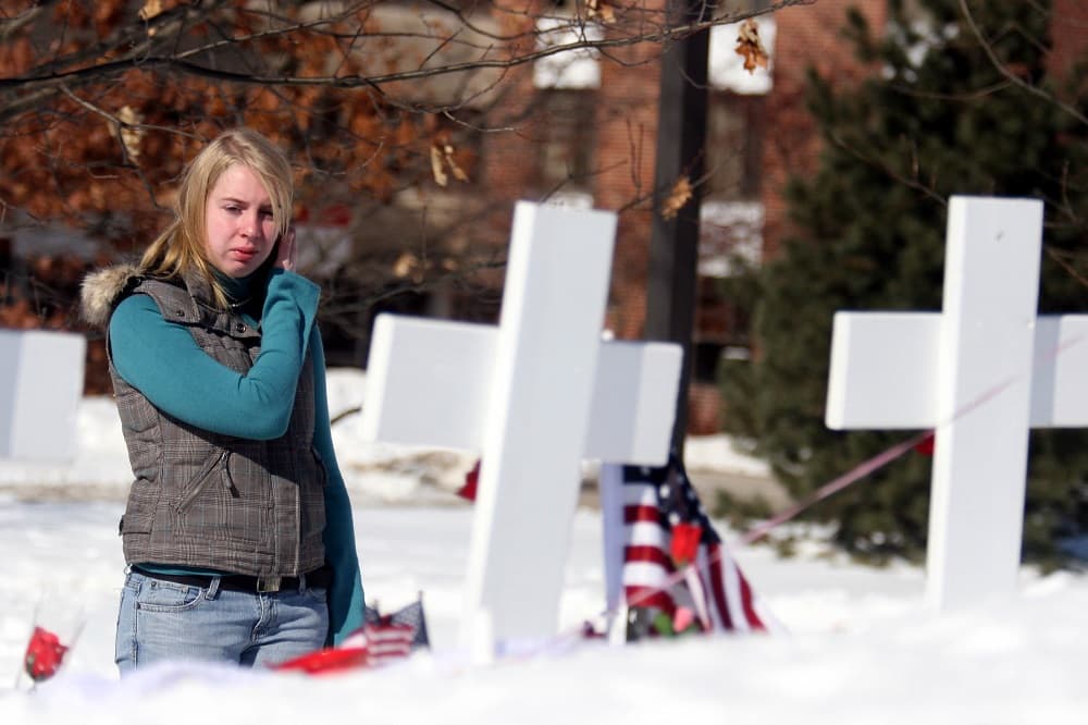 El 14 de febrero de 2008, siete personas murieron, entre ellas el agresor, y 15 heridos después de que un estudiante abriera fuego en el salón de conferencias de la Universidad del Norte de Illinois.