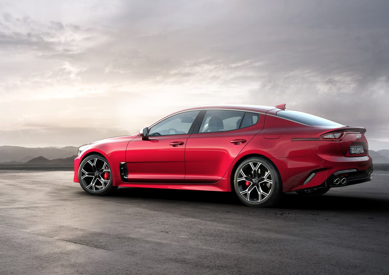 Kia afirma que el Stinger 2018 es “el primer sedán con tracción trasera o integral”. Posee un sistema que automatiza la distribución de la potencia entre los ejes en función de las condiciones del terreno.