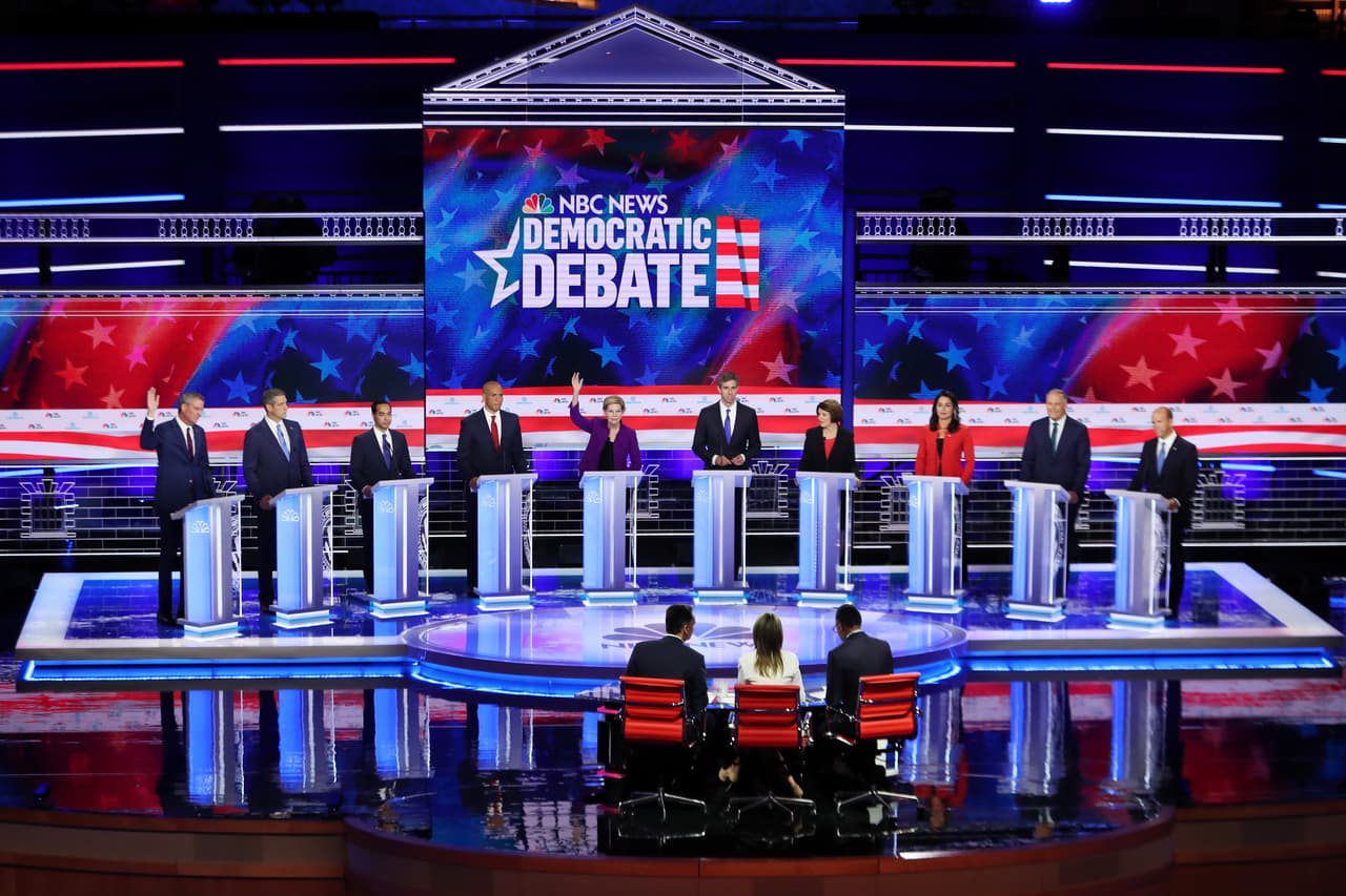 Una panorámica con todos los aspirantes demócratas que participaron en el primer debate (de izquierda a derecha): Bill De Blasio, Tim Ryan, Julián Castro, Cory Booker, Elizabeth Warren, Beto O'Rourke, Amy Klobuchar, Tulsi Gabbard, Jay Inslee y John Delaney.