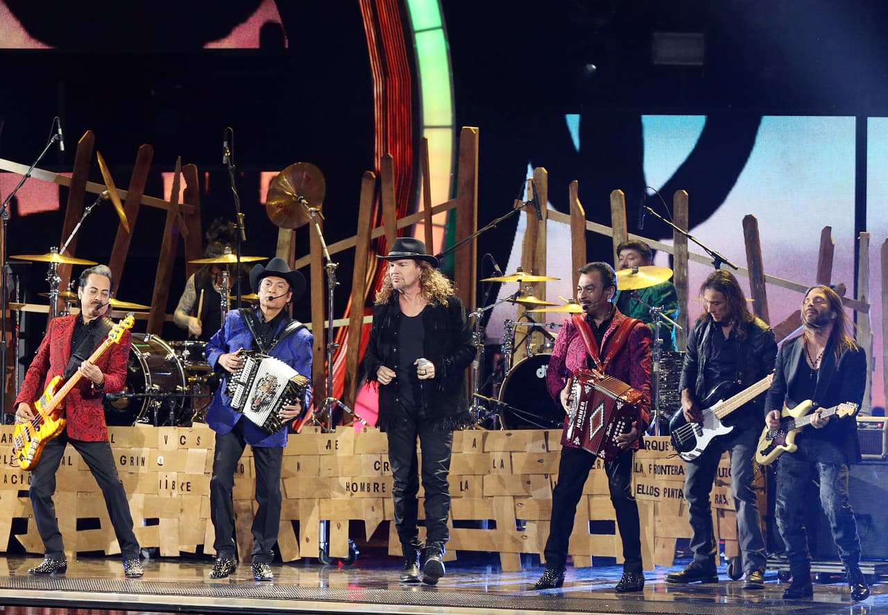 Las agrupaciones interpretaron el tema 'Somos Más Americanos', frente a un público que los ovacionó de pie.