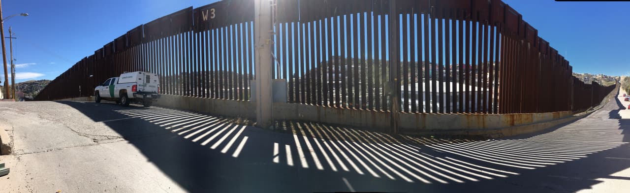 Muro fronterizo en Nogales, Arizona