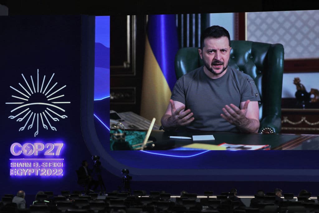 <b>Volodymyr Zelensky, presidente de Ucrania: </b>Bloomberg destaca que no ha habido otro tema en el año más importante que 
<a href="https://www.univision.com/temas/conflicto-ucrania-y-rusia">la invasión rusa a Ucrania</a>, por lo que este año el líder de ese país, Volodymyr Zelensky, forma parte de la lista, como ejemplo de la resistencia de su pueblo. Zelensky, actor y humorista, se ha convertido en un líder tenaz, un ejemplo de firmeza, un horador convincente con un manejo de la comunicación hábil y exitoso.