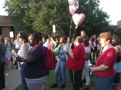 Los presentes entonaron Amazing Grace en honor a la menor.