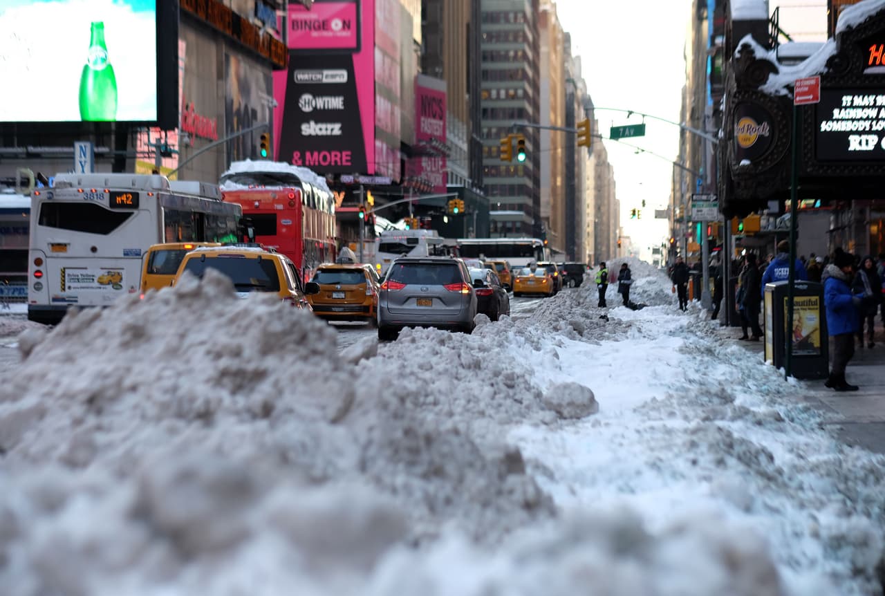 Y si vas a palear la nieve en tu casa o alguna calle, la Asociación Americana del Corazón (AHA) te recuerda que puede ser un riesgo para tu salud, si te excedes en el esfuerzo. 
<a href="https://www.univision.com/local/nueva-york-wxtv/tormenta-invernal-nueva-york-precauciones-al-palear-la-nieve" target="_blank">Te dejamos algunos consejos para hacerlo</a>.
