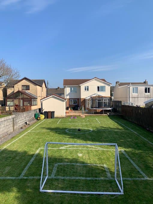 ¡Héroe sin capa! Construye cancha para sus hijos en cuarentena