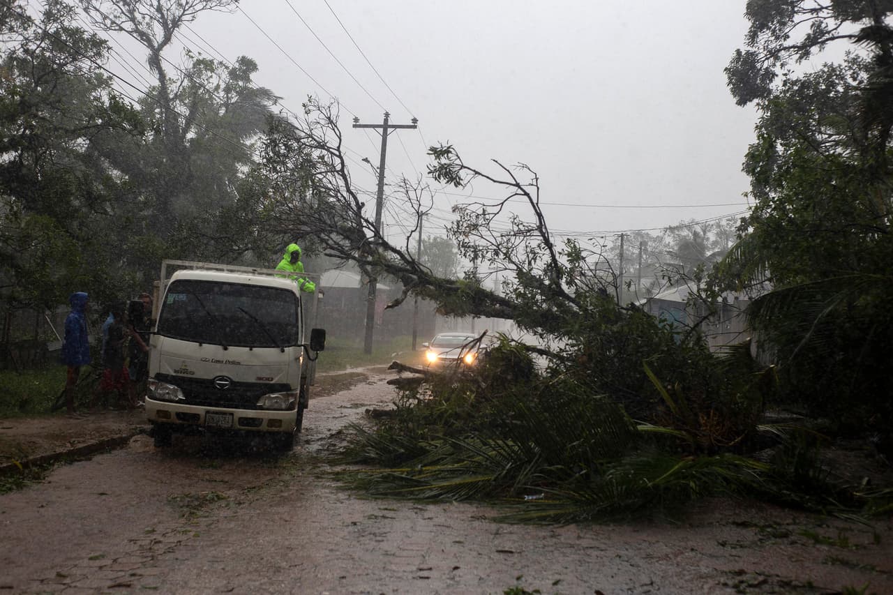 En Bilwi, principal ciudad del Caribe Norte de Nicaragua, hay "caída de árboles, de postes de luz del tendido eléctrico, de techos de casas que salieron por el aire y un hotel que perdió todo el techo", dijo el director del Sistema Nacional de Prevención, Mitigación y Atención de Desastres (Sinapred), Guillermo González. El ministro nicaragüense de Infraestructura, Denis Moncada, dijo que brigadas intentan despejar 497 árboles que cayeron sobre carreteras en los municipios caribeños de Rosita, Siuna y Bonanza.