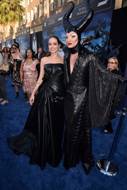 El maquillaje debe ser pálido, con cejas bien marcadas y labios rojo carmín, si consigues lentes de contacto verdes, le pondrás el toque final.