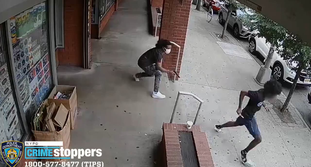 Violencia en Nueva York: cámara capta el momento en que le disparan en una pierna a un adolescente a plena luz del día