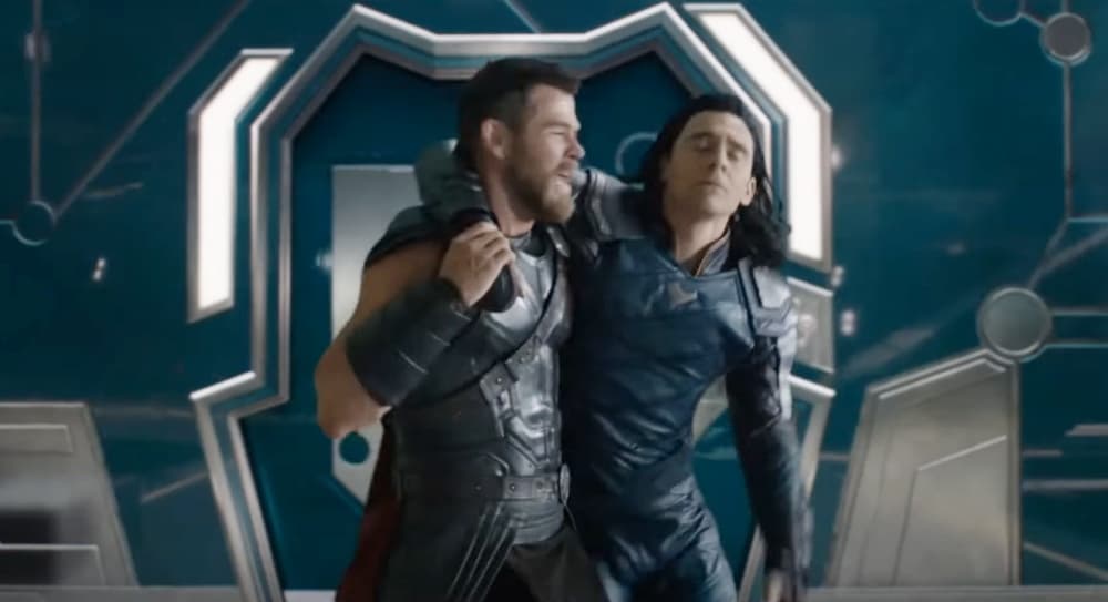 <b>“Hagamos el 'ayúdenme'”</b>
<br>Mientras intentaban escapar de Saakar, Thor y Loki discutían su mejor plan de acción para lograrlo. El Dios del trueno sugiere una estrategia llamada “ayúdenme”, a la que Loki se niega rotundamente. Segundos después, el hijo de Odín aparece con el Dios de las mentiras en brazos y gritando por ayuda, pero momentos después arroja a su hermano contra el guardia más cercano.