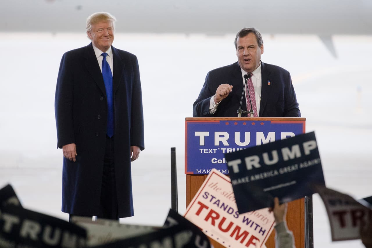 El gobernador de New Jersey Chris Christie presenta al candidato presidencial Donald Trump durante un acto de campaña en el Aeropuerto Internacional Port-Columbus, el martes 1 de marzo de 2016, en Columbus, Ohio. (Foto AP/John Minchillo)
