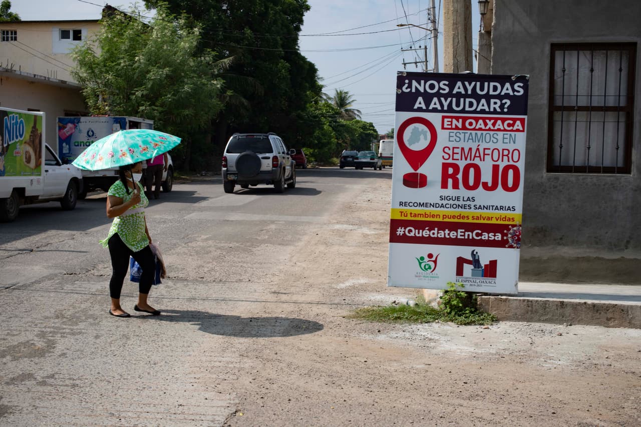 En las calles de la ciudad de Ixtepec era frecuente ver señales de advertencia colocadas por las autoridades.
<br>