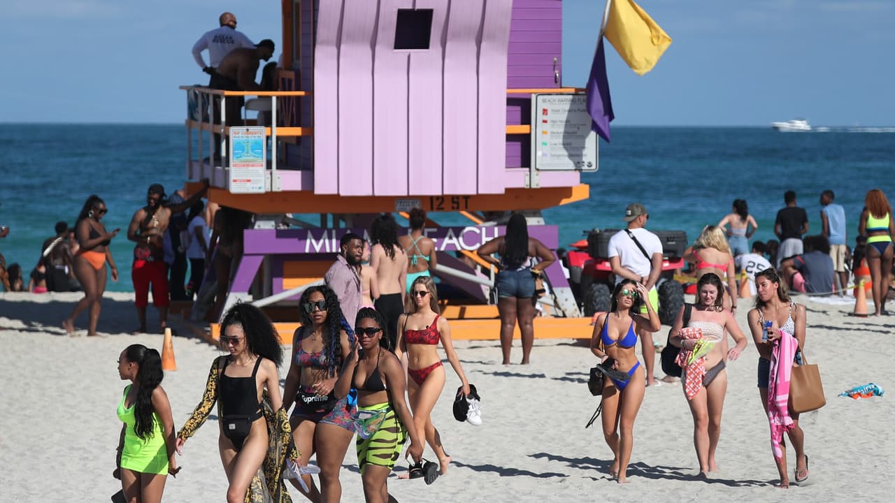 Así habrían propagado el coronavirus en EEUU los jóvenes de fiesta en playas de Florida 