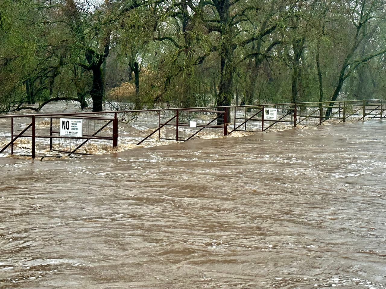 Piden a residentes que viven en Wilton que abandonen el área por riesgo de inundación
