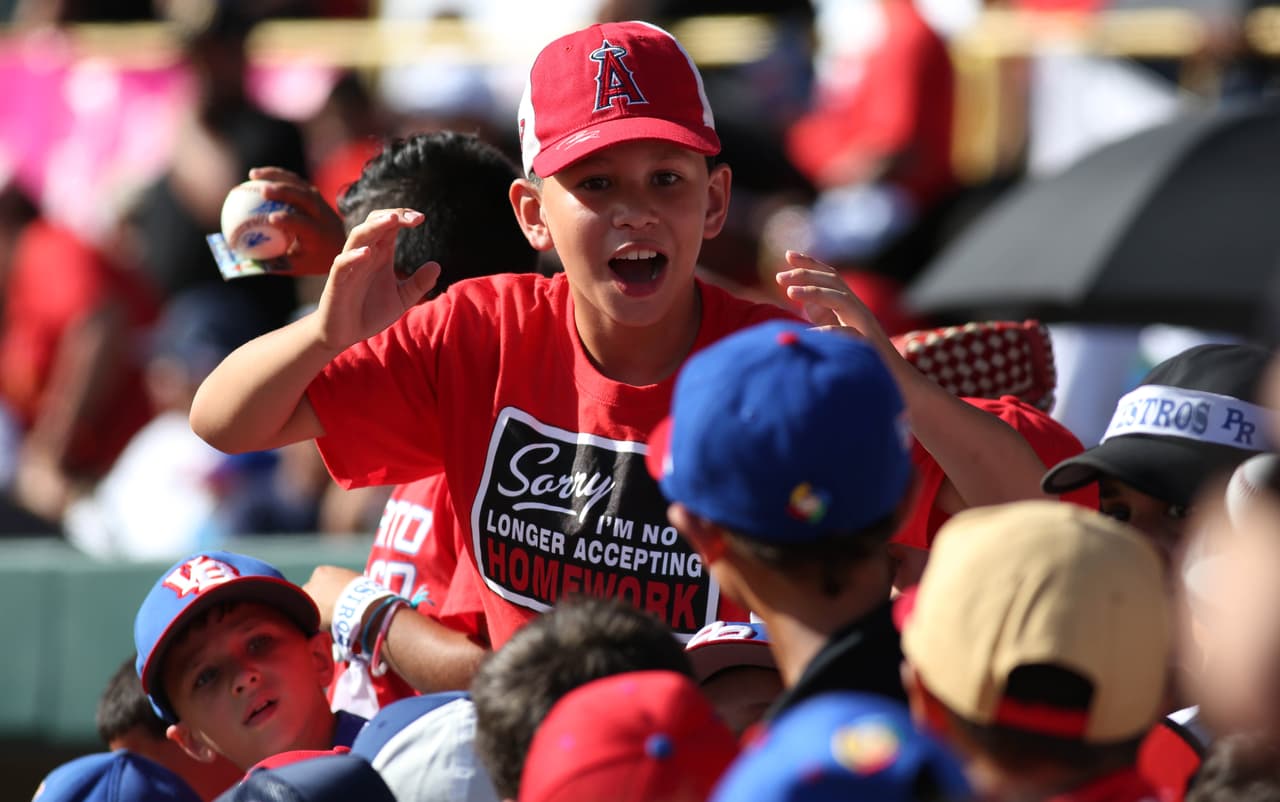 “Tomando en consideración las momentos difíciles que atraviesan algunas familias puertorriqueñas después del huracán, quería brindarle alegría al pueblo de Puerto Rico en esta época navideña, por eso no cobraremos la entrada al evento. Toda familia que así desee disfrutará de un evento ameno y divertido en la que participarán destacadas y queridas personalidades del ambiente artístico y deportivo”, cuenta Yadier Molina.