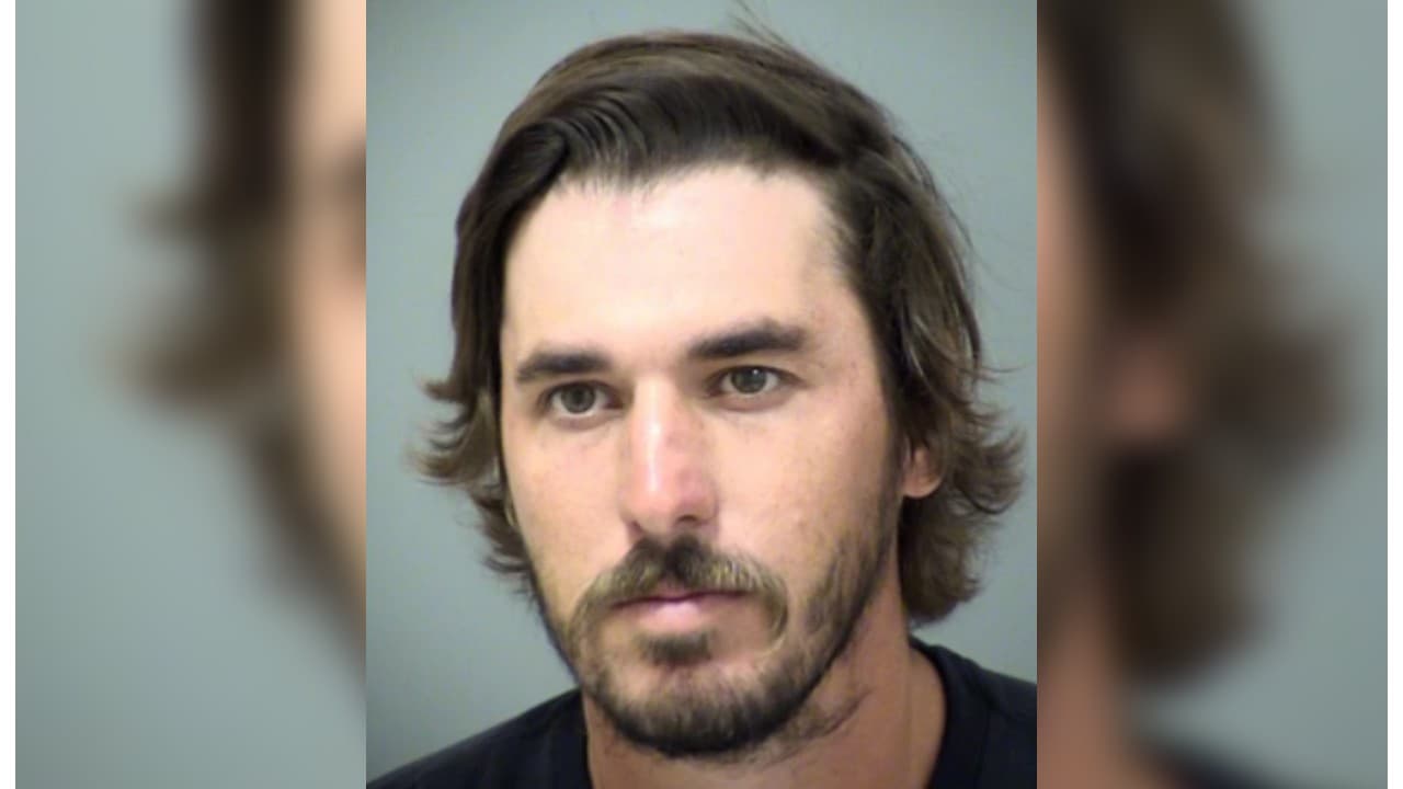 Golpes, balazos y amenazas de un exnovio furioso al irrumpir en casa y encontrarla con otro hombre en Buckeye