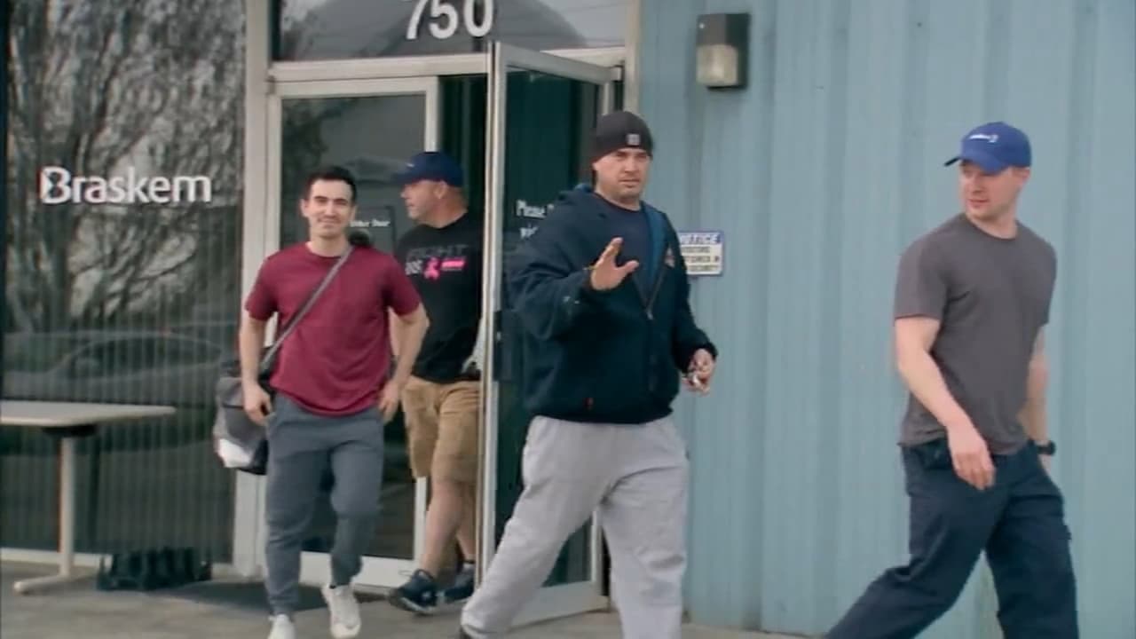 Vivieron 28 días en una fábrica haciendo equipo de protección contra el coronavirus antes de regresar a casa