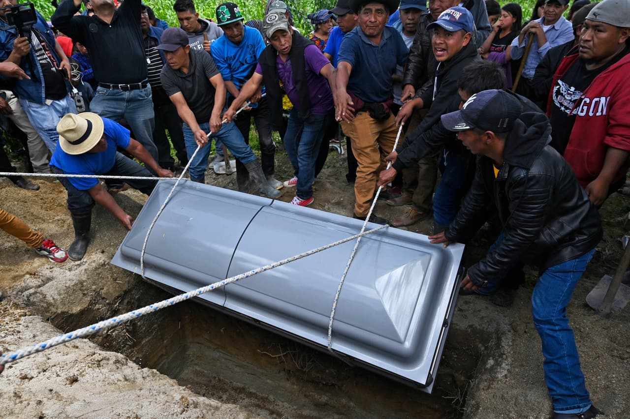 <h2 class="cms-H2-H2">27 de junio de 2022, Estados Unidos</h2>
<br>
<br>Un total de 53 migrantes fallecieron 
<a href="https://www.univision.com/noticias/inmigracion/inmigrantes-muertos-camion-trailer-texas-mexicanos-lo-que-se-sabe">tras ser abandonados en un camión de carga</a> bajo altas temperaturas en una carretera de San Antonio, Texas. En la imagen, 
<a href="https://www.univision.com/noticias/inmigracion/ultimo-mensaje-a-mama-de-uno-de-los-primos-muertos-en-la-tragedia-del-camion">el funeral de Melvin Guachiac</a>, un menor de 13 años que murió en la tragedia. 
<br>