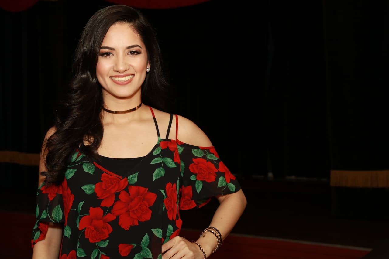 Gabby Veliz
<br>
<br>
<a href="http://www.univision.com/shows/la-reina-de-la-cancion/gaby-veliz-quiso-cambiar-los-concursos-de-belleza-por-los-escenarios-video">Conoce más de Gabby Veliz aquí</a>