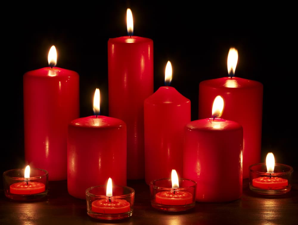 No es complicado adivinar que el rojo suele ser el color del amor y la pasión, y es justamente como se traduce a las velas. Son las indicadas para todo tipo de petición, ritual o misión que involucre peticiones de nuestro corazón.