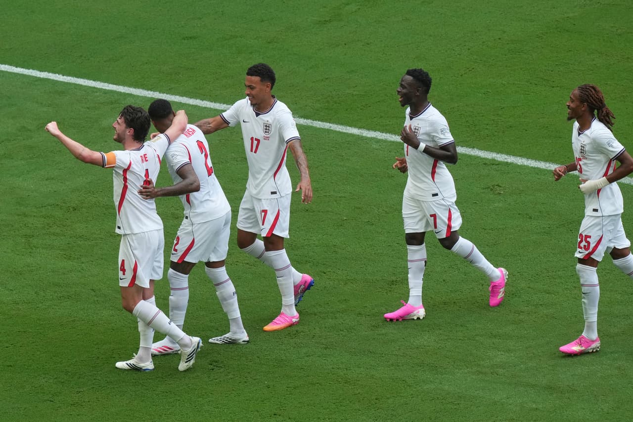 Jugadores de Inglaterra celebran su segundo gol durante el partido por el tercer puesto del Mundial entre Francia e Inglaterra en Miami Gardens, Florida, el sábado 18 de julio de 2026.