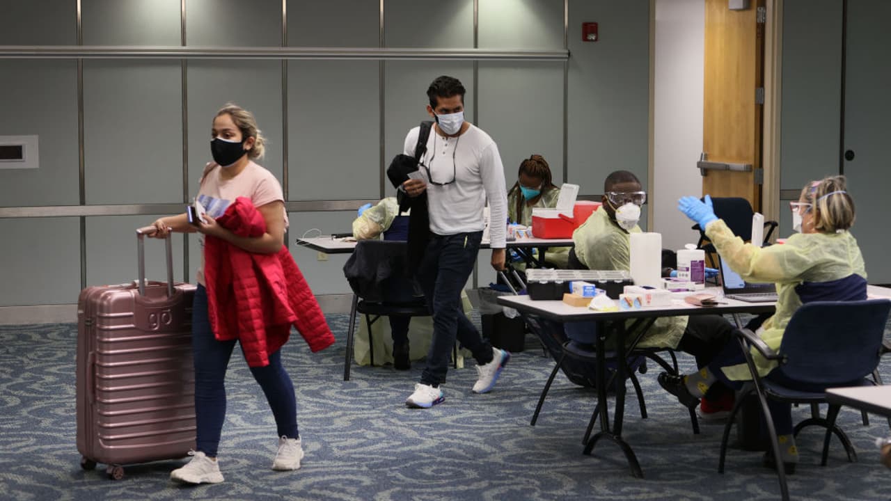 <b>Mira también: </b>
<br>
<br>"Aprovechamos de venir toda la familia (10 personas en total) para pasear un poquito y hacer compras, pero la razón principal es la vacuna", aseguró Virginia Melgar, una turista guatemalteca. 
<br>
<br>Expertos aseguran que este fenómeno es positivo no solo para la economía, sino también para la salud de todos ya que las personas tienen otra opción para inocularse y hacerle frente a la pandemia del coronavirus.