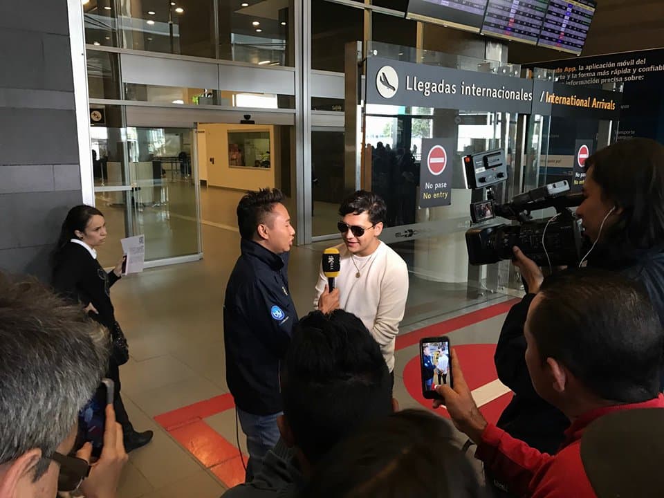 Es el primer viaje a Colombia del creador del 'mariacheño' y para su sorpresa sus canciones son todo un éxito, por eso su arribo causó gran revuelo.