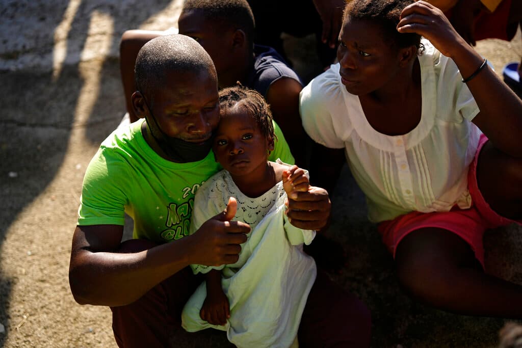 “Teníamos dos meses en Isla Tortuga esperando el viaje hasta que el sábado pasado a las cinco de la mañana en una yola (una pequeña embarcación) nos llevaron al barco”, dijo a la agencia AP Joyce Paul, de 19 años y una de las personas que llegó en la nave atestada de personas. Según su testimonio, “hubo 15 personas que se tiraron al mar porque no aguantaban el hambre".