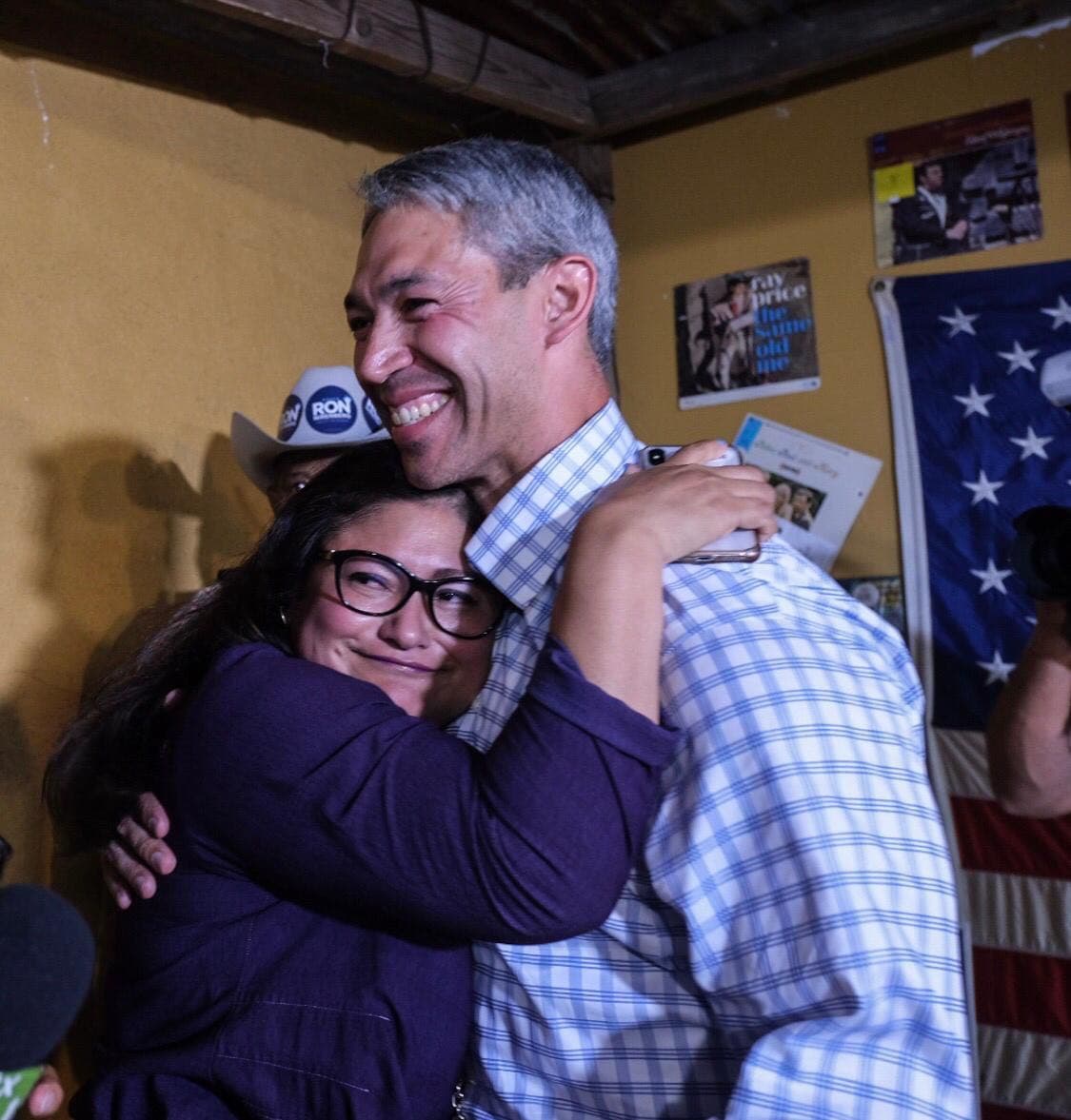 Ron Nirenberg se abraza con su esposa Erika Prosper.