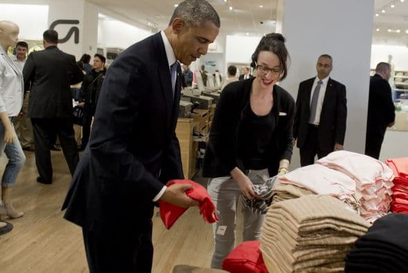 Obama se dirigió a la empleada Susan Panariello a la que dijo que estaba buscando regalos para su familia.