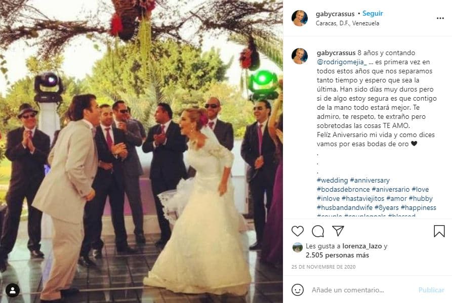 Ella le contestó: "Es primera vez en todos estos años que nos separamos tanto tiempo, y espero que sea la última. Han sido días muy duros, pero si de algo estoy segura es que contigo de la mano, todo estará mejor". Finalizó accediendo a la propuesta del actor: 
<b>"Vamos por esas bodas de oro".</b>