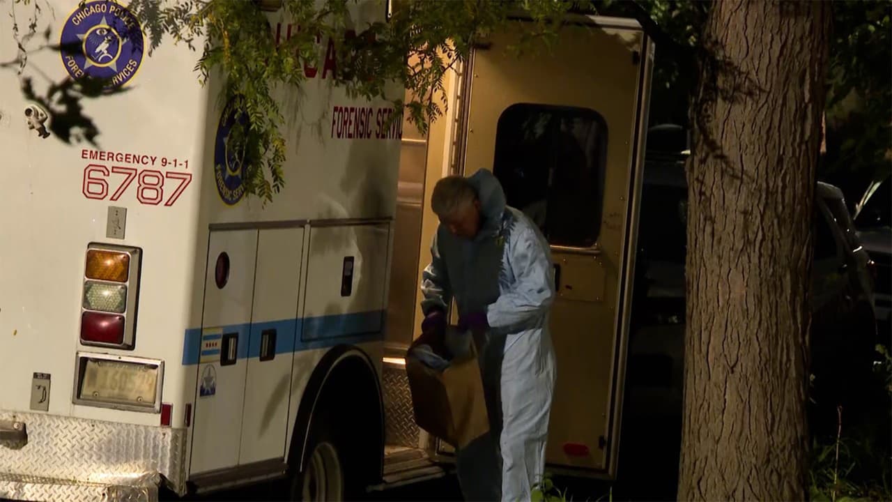 Inicialmente, las autoridades no encontraron nada aparentemente fuera de su lugar en el departamento de Kolalou. Sin embargo, al poco tiempo 
<a href="https://www.univision.com/local/chicago-wgbo/west-ridge-nuevos-detalles-hallazgo-cuerpo-desmembrado-congelador" target="_blank">localizaron restos humanos en el congelador de la vivienda</a>.