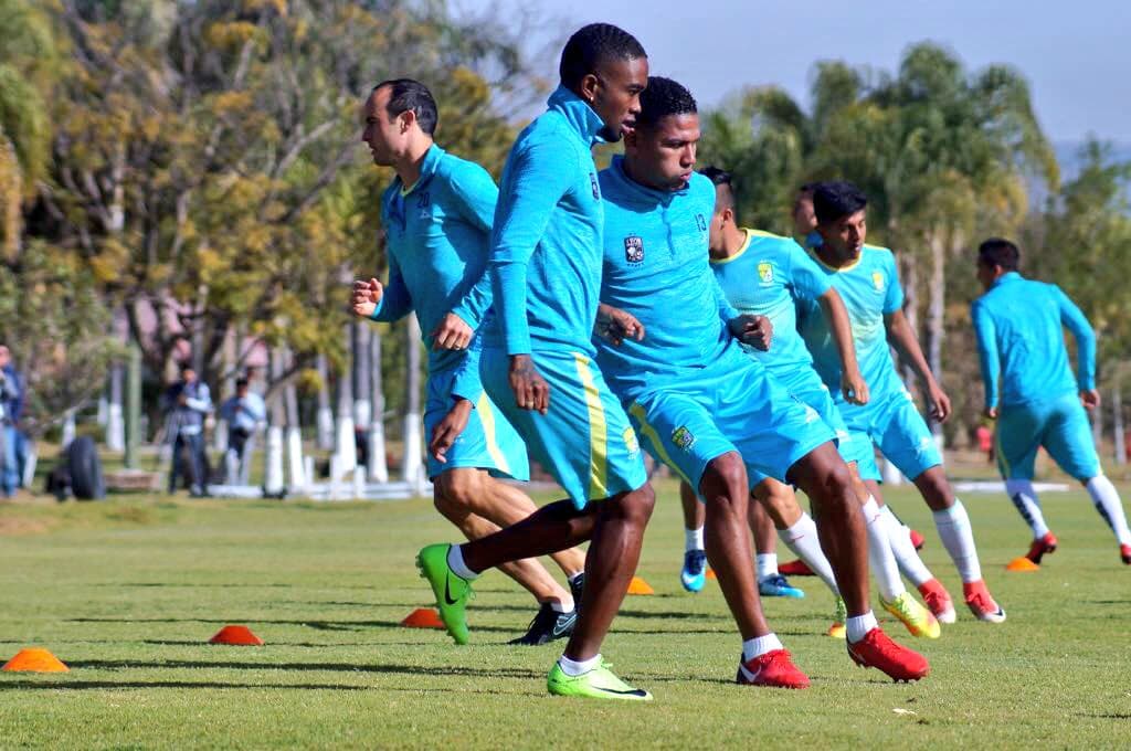 Landon Donovan ya entrenó con León y lo recibieron ¡a los golpes!