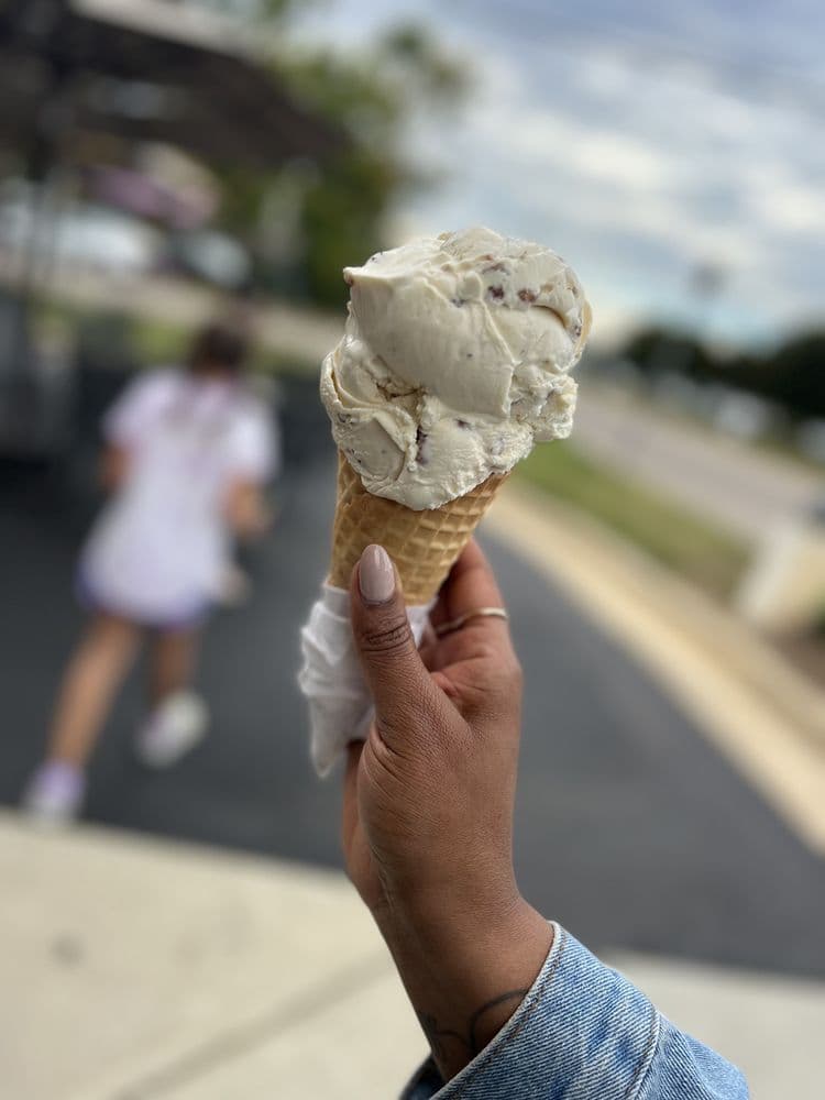 <b>Fresh Local Ice Cream- Raleigh</b>
<br>Dirección: 6033 Glenwood Ave, Raleigh
<br>Teléfono: (919) 785-5030
<br>Sitio web: 
<a href="https://www.freshlocalicecream.com/">https://www.freshlocalicecream.com/</a> 
<br>
<a href="https://www.yelp.com/map/fresh-local-ice-cream-raleigh-raleigh"><b>Cómo llegar</b></a>
<br>
<br>Así se promocionan en Yelp: “Somos especialistas en helado local fresco. Nuestros postres caseros usan ingredientes de granjas locales; así es como nos aseguramos de que el sabor sea siempre el mejor. Puedes probar los sabores clásicos y pedir una bola de chocolate o ir con una opción más aventurera como el de coco crujiente y almendras. Lo que sea que elijas, estará fresco y sabroso”.