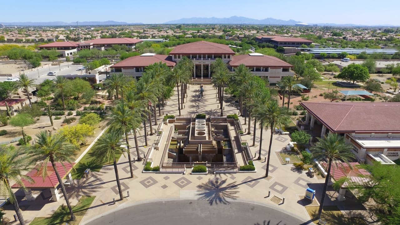 La ciudad de Peoria anunció medidas similares este martes que entrarán en vigencia el jueves 29 de julio, requiriendo que todos los empleados y visitantes a las instalaciones municipales usen máscaras dentro de los edificios. Eso significa que los vacunados y los no vacunados deben cubrirse. Los niños menores de 6 años están exentos. Los funcionarios de Tempe dijeron que las nuevas reglas no se aplicarán a los parques, áreas de juego o instalaciones al aire libre de la ciudad. Las reuniones del Concejo Municipal de Tempe serán virtuales a partir del 5 de agosto.