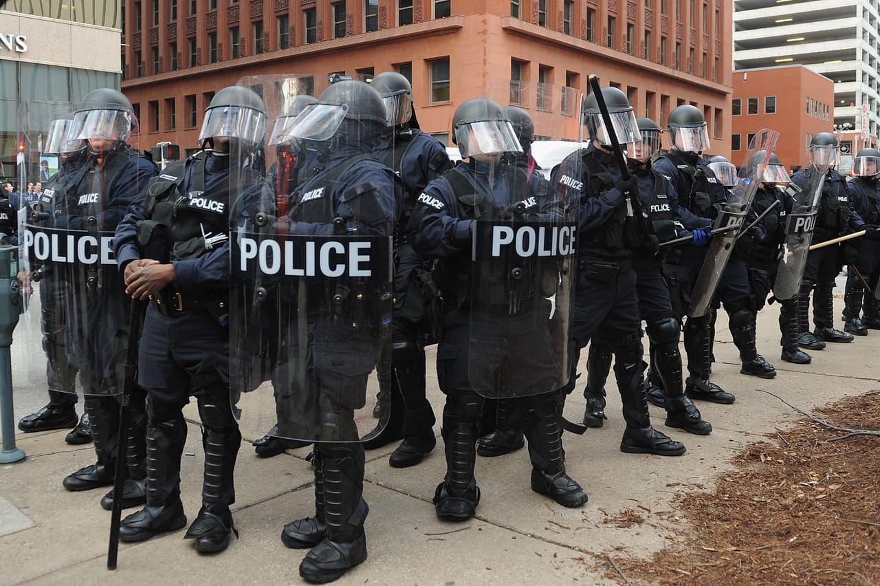 Sessions usa la crisis en Houston para justificar la reanudación de la transferencia de equipos militares a policías locales 