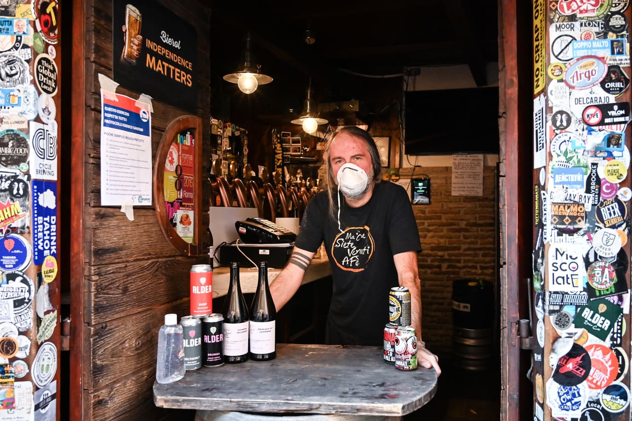 Si se ofrece un buffet, los empleados del bar deben servir la comida a los clientes.