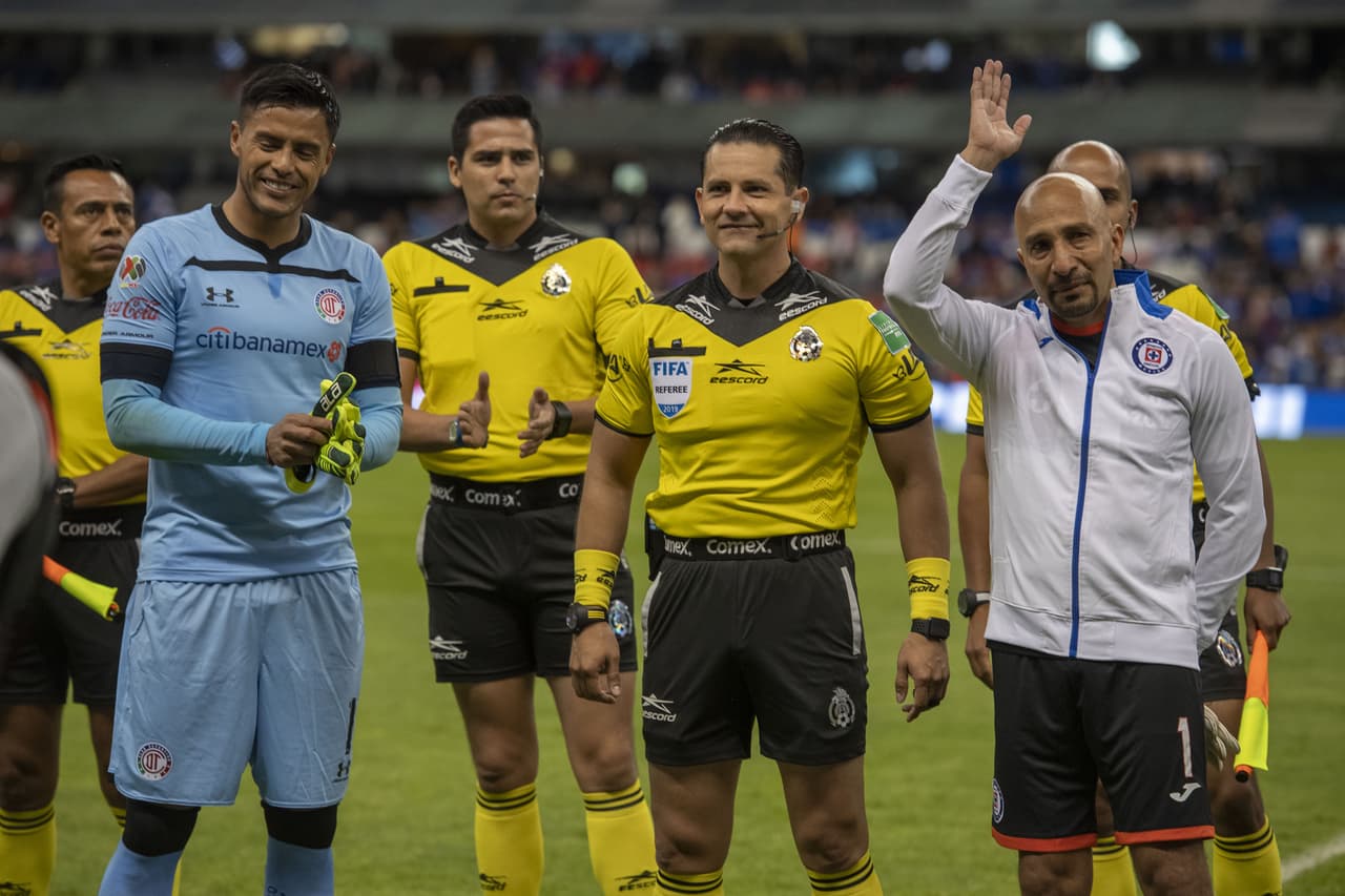 Así fue la última vez del 'Conejo' Pérez en el Azteca. Emotivo homenaje.