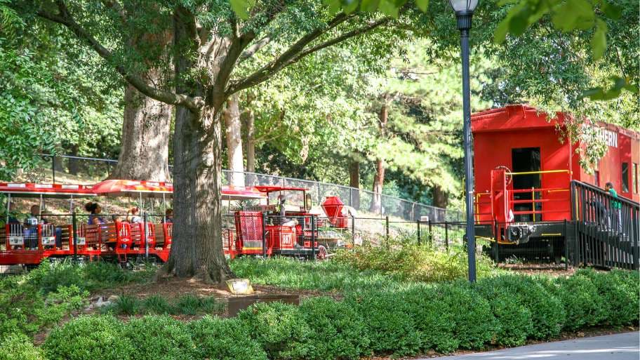 <b>Pullen Park </b>
<br>
<b>Sitio web</b>:
<a href="https://raleighnc.gov/parks/places/pullen-park">https://raleighnc.gov/parks/places/pullen-park</a>
<br>
<b><a href="https://maps.app.goo.gl/dmbXcBZsg7oFd9oc8">Cómo llegar</a> </b>
<br>
<br>Pullen Park fue el primer parque público en Carolina del Norte y fue establecido en 1887. Hay un carrusel interior, un tren, botes para niños, un snack bar, botes a pedales, múltiples áreas de juegos infantiles, campos verdes con áreas de picnic con sombra y mucho más.