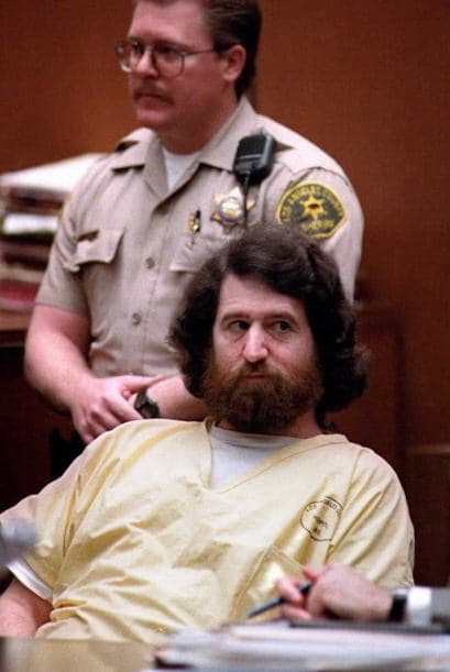 El guaredaespaldas le disparó a Robert Hoskins en el abdomen, cuando intentaba introducirse de nuevo en la mansión de la "chica material". El acosador recibió 10 años de prisión.