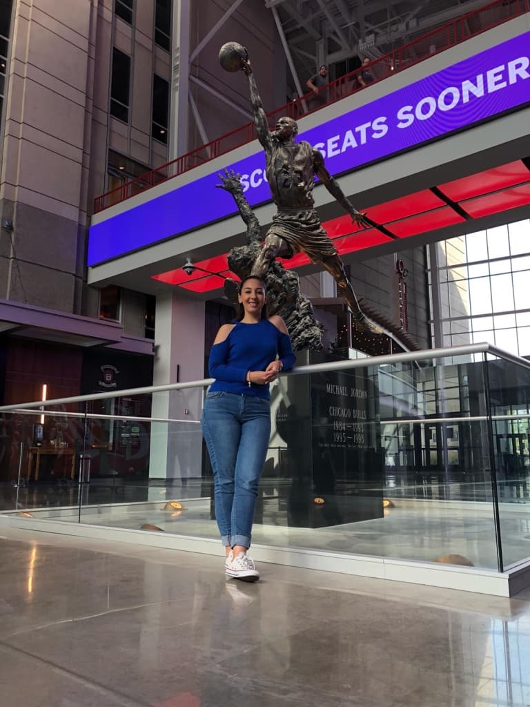 Fui de nuevo a 
<b>United Center</b> a ver la escultura de 
<b>Michael Jordan</b>, histórico jugador de los 
<b>Chicago Bulls</b>.