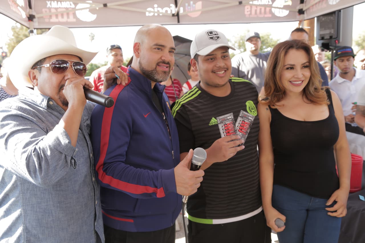 'El Bueno, La Mala y El Feo' entregando boletos en la ciudad de Carson.