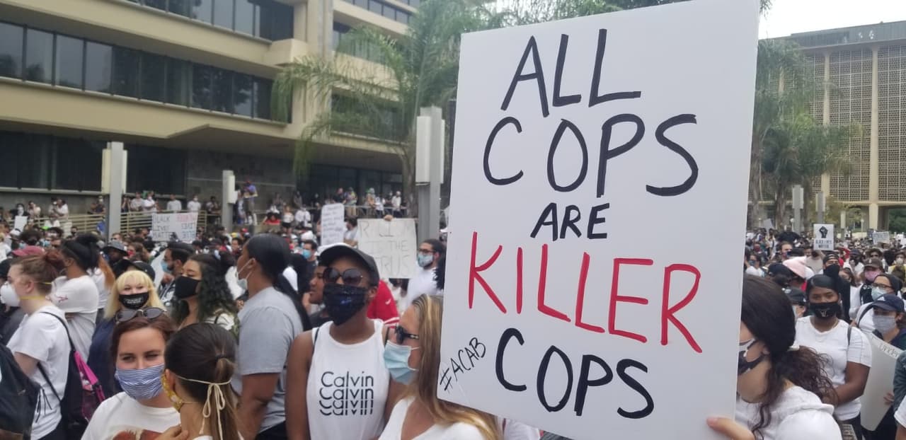 Con pancartas y gritos, la protesta que fue organizada por miembros de la Asociación Nacional para el Avance de las Personas de Color (NAACP) de la Universidad Fresno State, 
<b>se desarrolló de forma pacífica, aunque el mensaje de la manifestación fue claro y directo.</b>