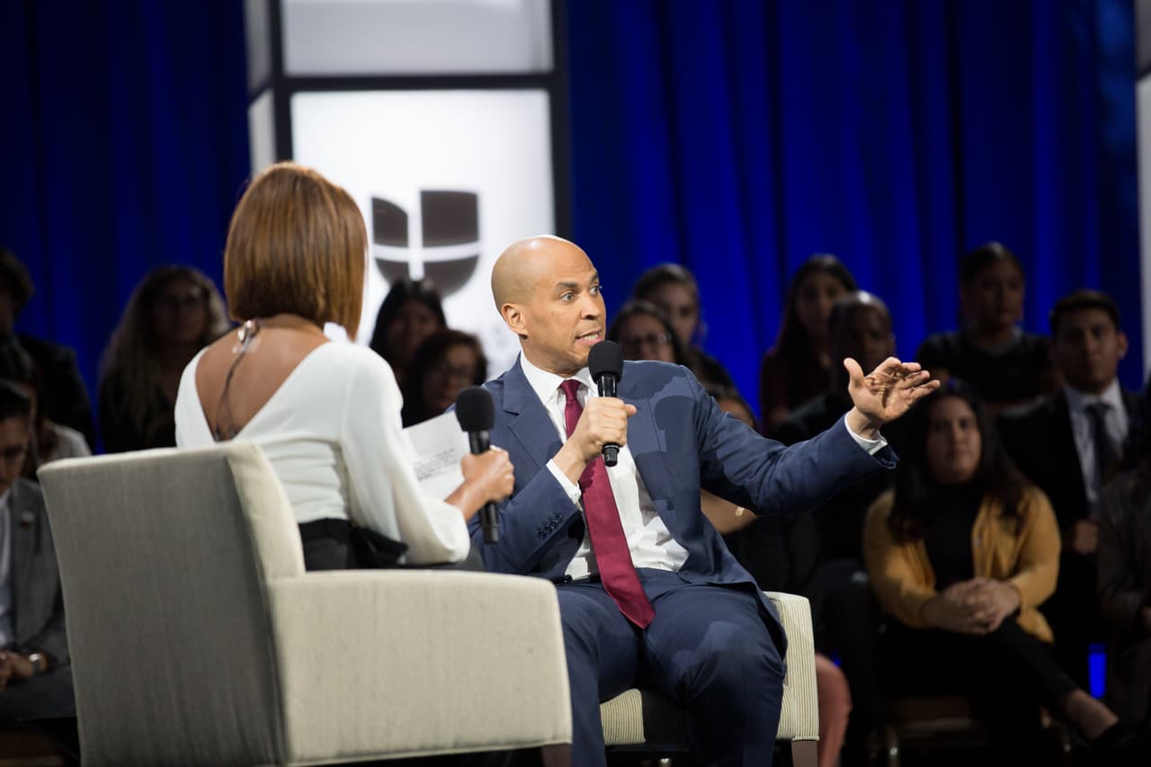 El senador por Nueva Jersey Cory Booker fue consultado por Ilia Calderón sobre qué haría en caso de llegar a la presidencia con los dreamers, protegidos bajo el programa DACA. "Todos somos estadounidenses, salvo por un papel", dijo Booker. "Cuando sea presidente me aseguraré que cada joven con DACA tenga un camino a la ciudadanía", recalcó.